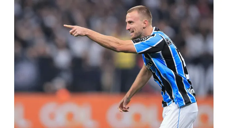 Rodrigo Ely durante a comemoração de seu gol, na partida entre Corinthians e Grêmio no Brasileirão. (Associated Press / Alamy Stock Photo)