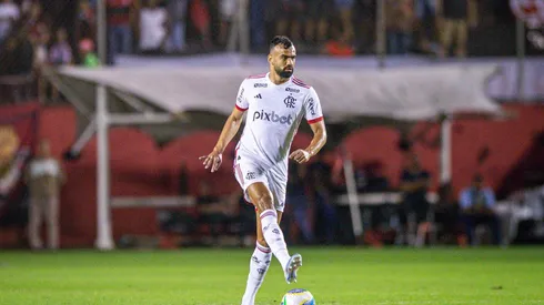 Fabrício Bruno em campo durante a partida entre Vitória e Flamengo, pelo Brasileirão. (Sipa US / Alamy Stock Photo)