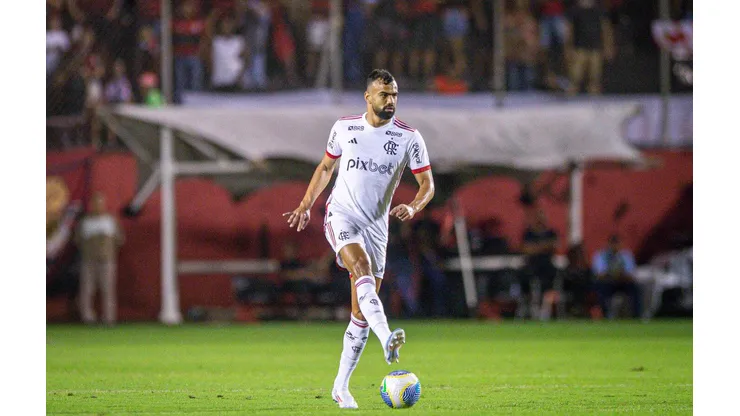 Fabrício Bruno em campo durante a partida entre Vitória e Flamengo, pelo Brasileirão. (Sipa US / Alamy Stock Photo)