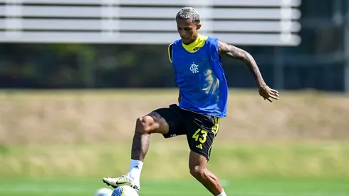 Wesley em treino do Flamengo. (Foto: Marcelo Cortes/CRF)