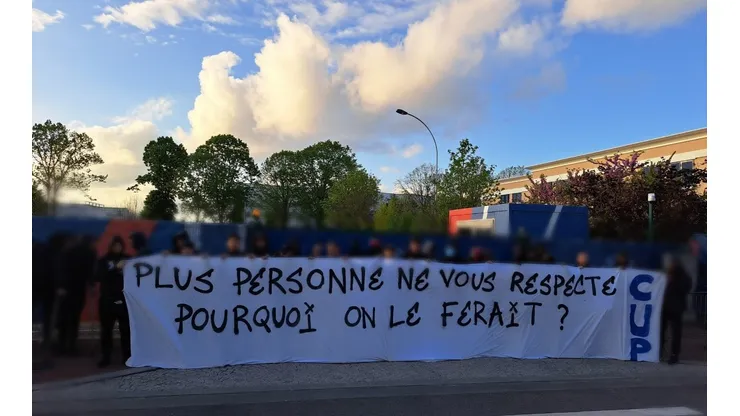 Torcida do PSG protestou contra time na porta do CT