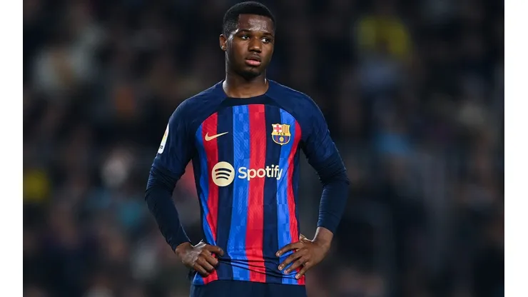 Ansu Fati leva grande broca de medalhão do Barcelona