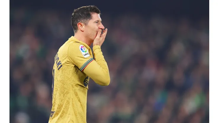 Jornal coloca Vitor Roque como o companheiro ideal de Lewandowski no Barcelona