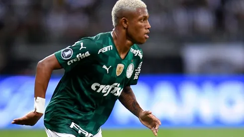 Volante Danilo, em campo pelo Palmeiras (Foto: Getty Images)