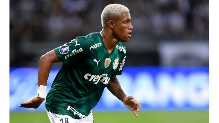 Volante Danilo, em campo pelo Palmeiras (Foto: Getty Images)