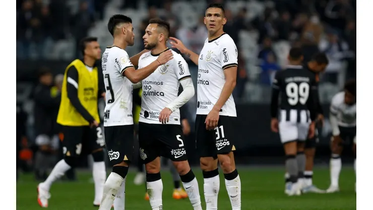 Jogadores do Corinthians, em campo pelo Brasileirão de 2022 (Foto: Getty Images)
