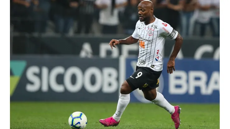 Vagner Love "cavou" uma tentativa de retorno ao Corinthians, mas acertou renovação com o Sport