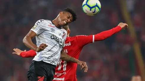 Robson Bambu, em campo pelo Athletico Paranaense (Foto: Getty Images)