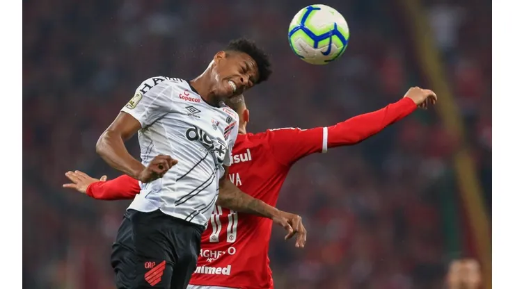 Robson Bambu, em campo pelo Athletico Paranaense (Foto: Getty Images)