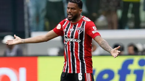 Reinaldo, em campo pelo São Paulo (Foto: Getty Images)
