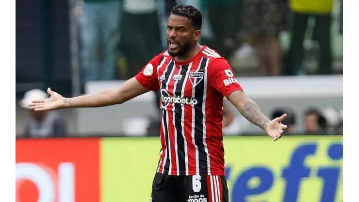 Reinaldo, em campo pelo São Paulo (Foto: Getty Images)