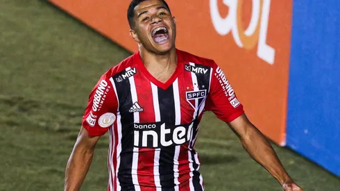Gabriel Sara comemora gol com a camisa do São Paulo (Foto: Getty Images)