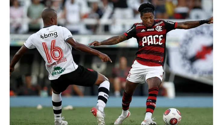 Andrey Santos marca Marinho de perto em jogo contra o Flamengo (Foto: Getty Images)