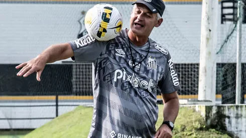 Destaque do Santos de Lisca Doido renova com o clube