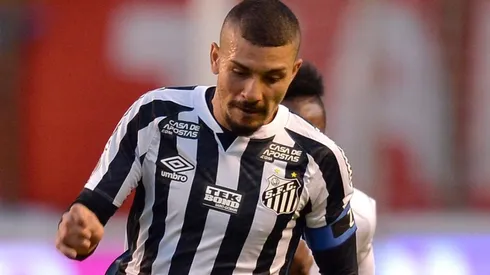 Alison, em campo pelo Santos (Foto: Getty Images)