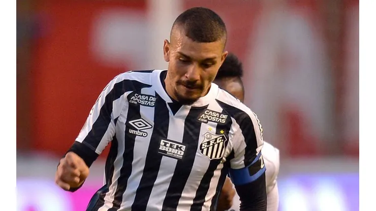 Alison, em campo pelo Santos (Foto: Getty Images)