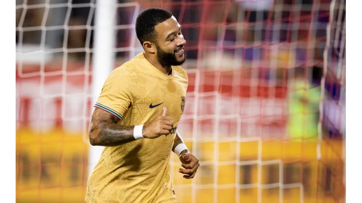 Memphis Depay resolveu permanecer no Barcelona