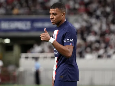 Mbappé toma forte bronca de jogador do PSG após desistir de lance que poderia resultar em gol do time francês