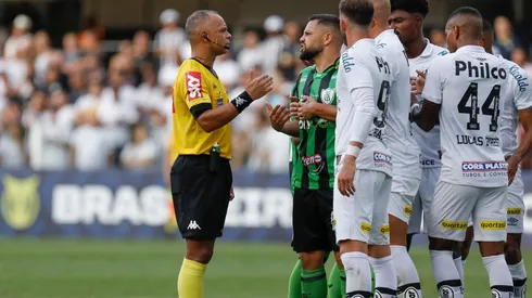 Jogadores do Santos, em campo pelo Campeonato Brasileiro (Foto: Getty Images)