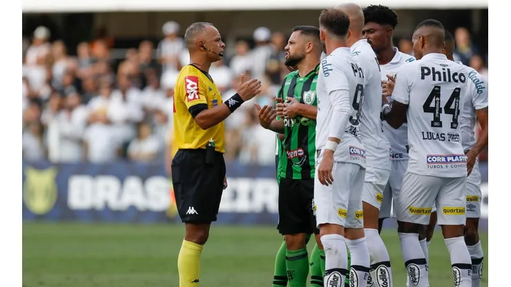 Jogadores do Santos, em campo pelo Campeonato Brasileiro (Foto: Getty Images)