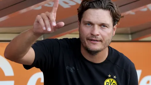 Edin Terzic, treinador do Borussia Dortmund, busca um novo atacante para o time