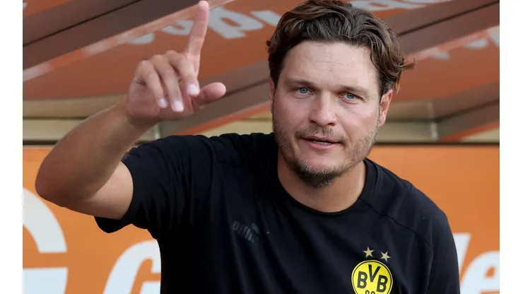 Edin Terzic, treinador do Borussia Dortmund, busca um novo atacante para o time