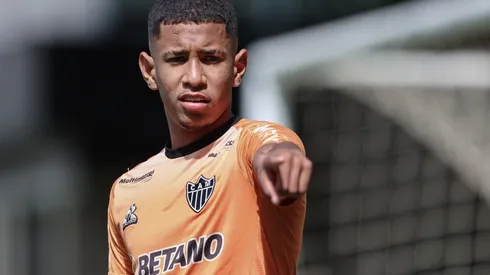 Sávio foi anunciado como jogador do PSV