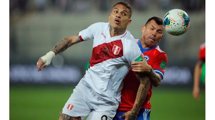 Paolo Guerrero acertou com o Avaí e está de volta à Série A do Brasileirão
