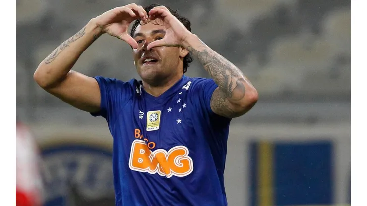 Ricardo Goulart comemora gol com a camisa do Cruzeiro (Foto: Getty Images)