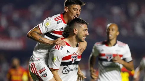 Rigoni comemora com Calleri um gol pelo São Paulo (Foto: Getty Images)