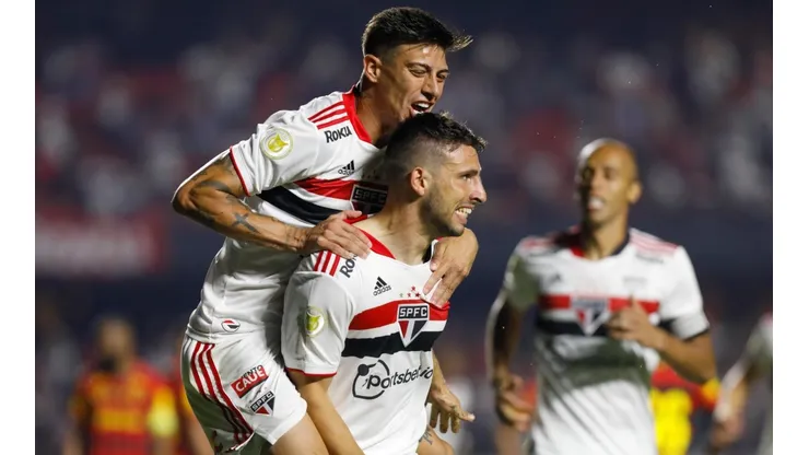 Rigoni comemora com Calleri um gol pelo São Paulo (Foto: Getty Images)