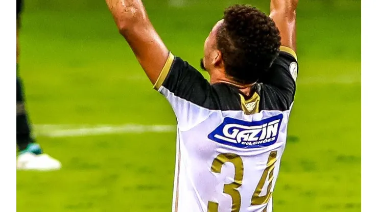 Adryelson comemora gol com a camisa do Sport (Foto: Getty Images)