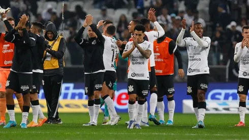 Jogadores do Corinthians saúdam a torcida após partida pelo Brasileirão (Foto: Getty Images)