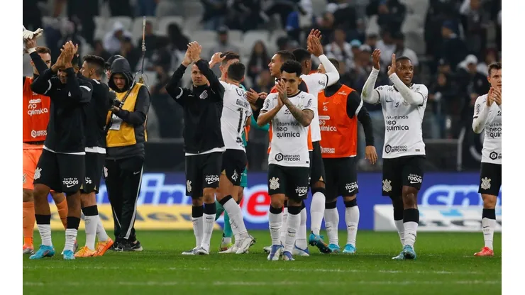 Jogadores do Corinthians saúdam a torcida após partida pelo Brasileirão (Foto: Getty Images)