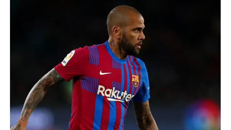 Daniel Alves está próximo de fechar com o Athletico Paranaense (Foto: Getty Images)