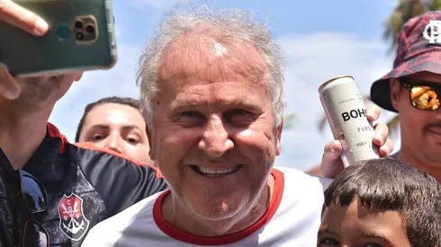 Zico, ídolo do Flamengo, está em Paris com a delegação brasileira.