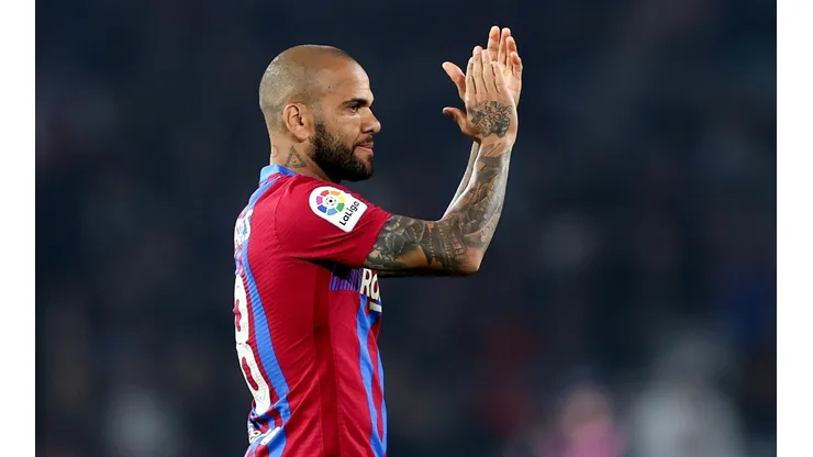 Dani Alves pode permanecer na Espanha