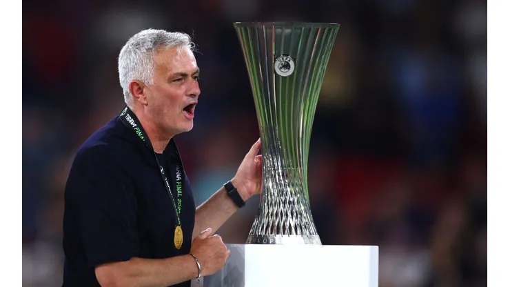 José Mourinho venceu a Uefa Conference League sob comando da Roma
