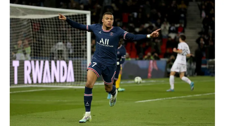 Kylian Mbappé assinou renovação com o PSG até 2025
