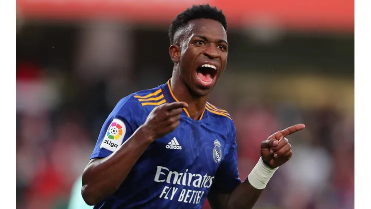 Vinícius Júnior comemora gol com a camisa do Real Madrid (Foto: Getty Images)