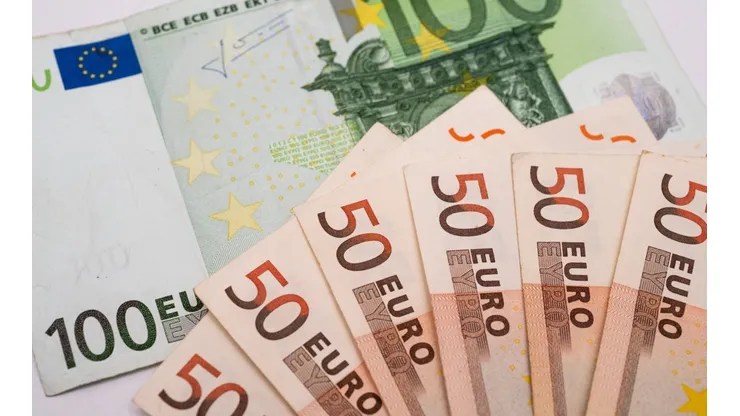 In this photo illustration an 100 euro and 50 euros