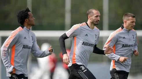 Giorgio Chiellini (centro) pode deixar a Juventus no final desta temporada