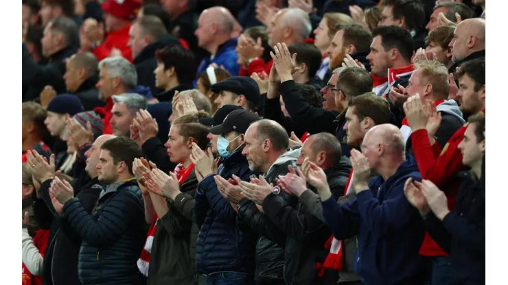 Torcedores do Liverpool prestaram homenagem a Cristiano Ronaldo (Foto: Clive Brunskill/Getty Images)