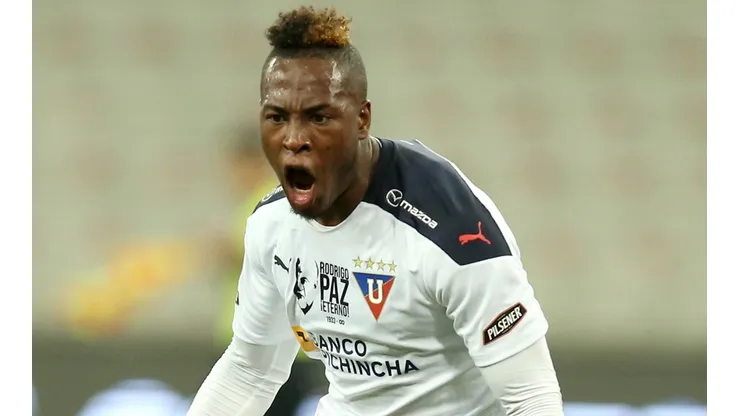 Jhojan Julio vai defender o Santos por 14 meses
