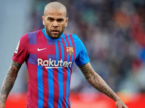 Daniel Alves faz campanha interna para brasileiro fechar com o Barcelona, diz jornalista
