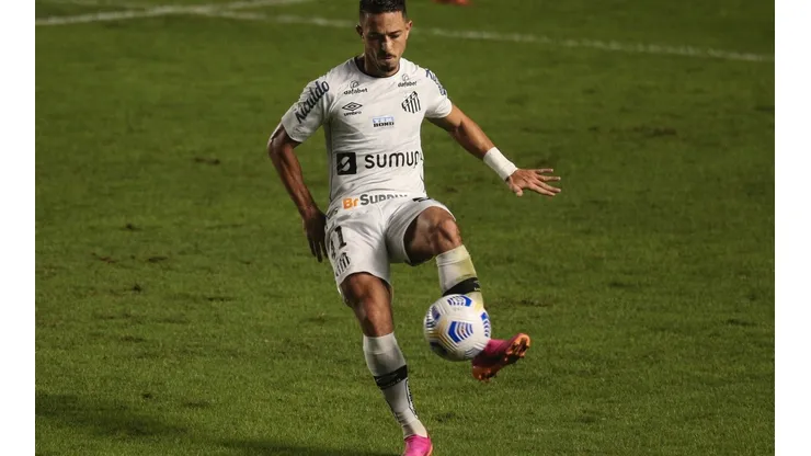 Alison já jogou no Santos