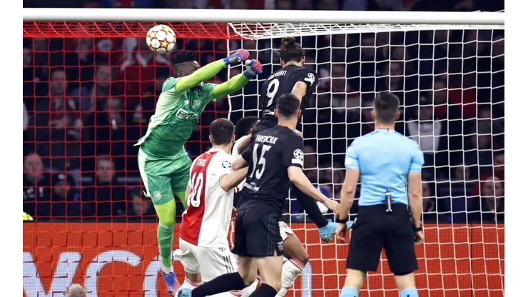 Darwin Núñez cabeceia para as redes e classifica o Benfica para as quartas de final (Foto: Getty Images)