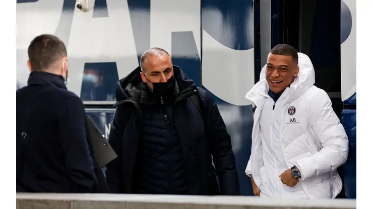 Mbappé na chegada da delegação do PSG em Madrid