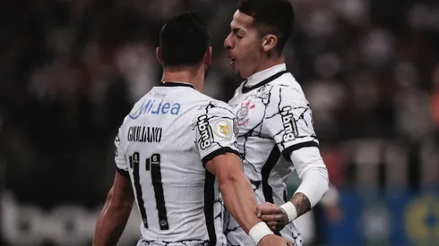 Jogadores do Corinthians comemoram gol (Foto: Ettore Chiereguini/AGIF)