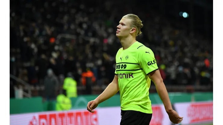 FC St Pauli v Borussia Dortmund - DFB Cup: Round of Sixteen